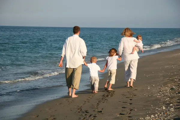 famille qui se promenent sur la plage 
