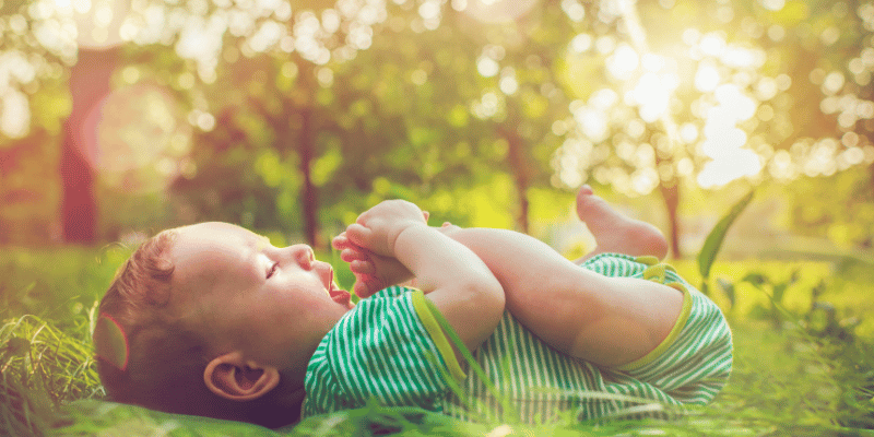 bébé dans un champ