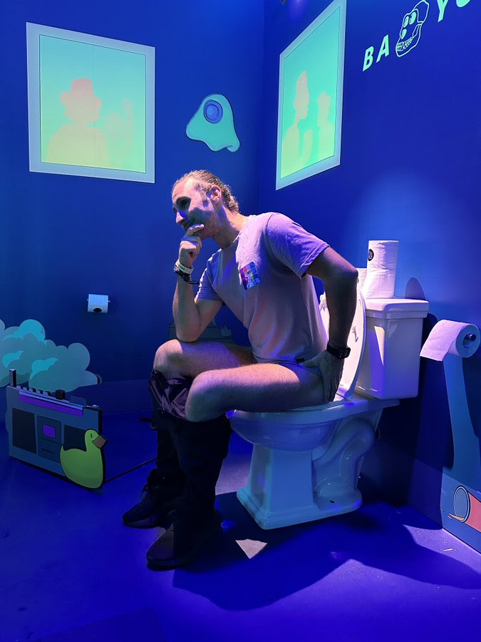 homme sur les toilettes uv
