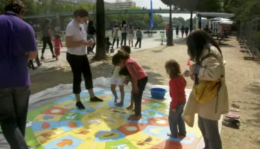 enfants dans une cours de recrée f3