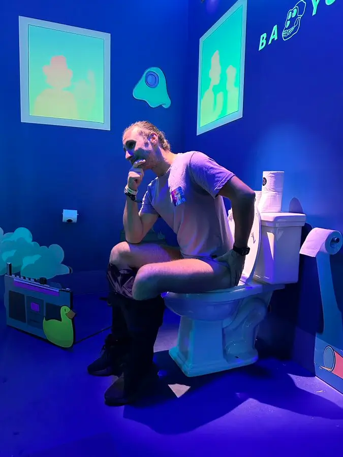 homme sur les toilettes uv