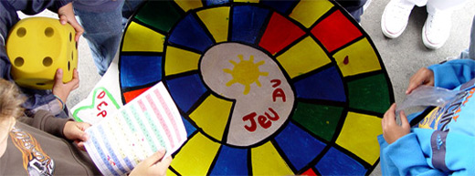 enfants qui jouent le jeu du soleil géant vue de haut