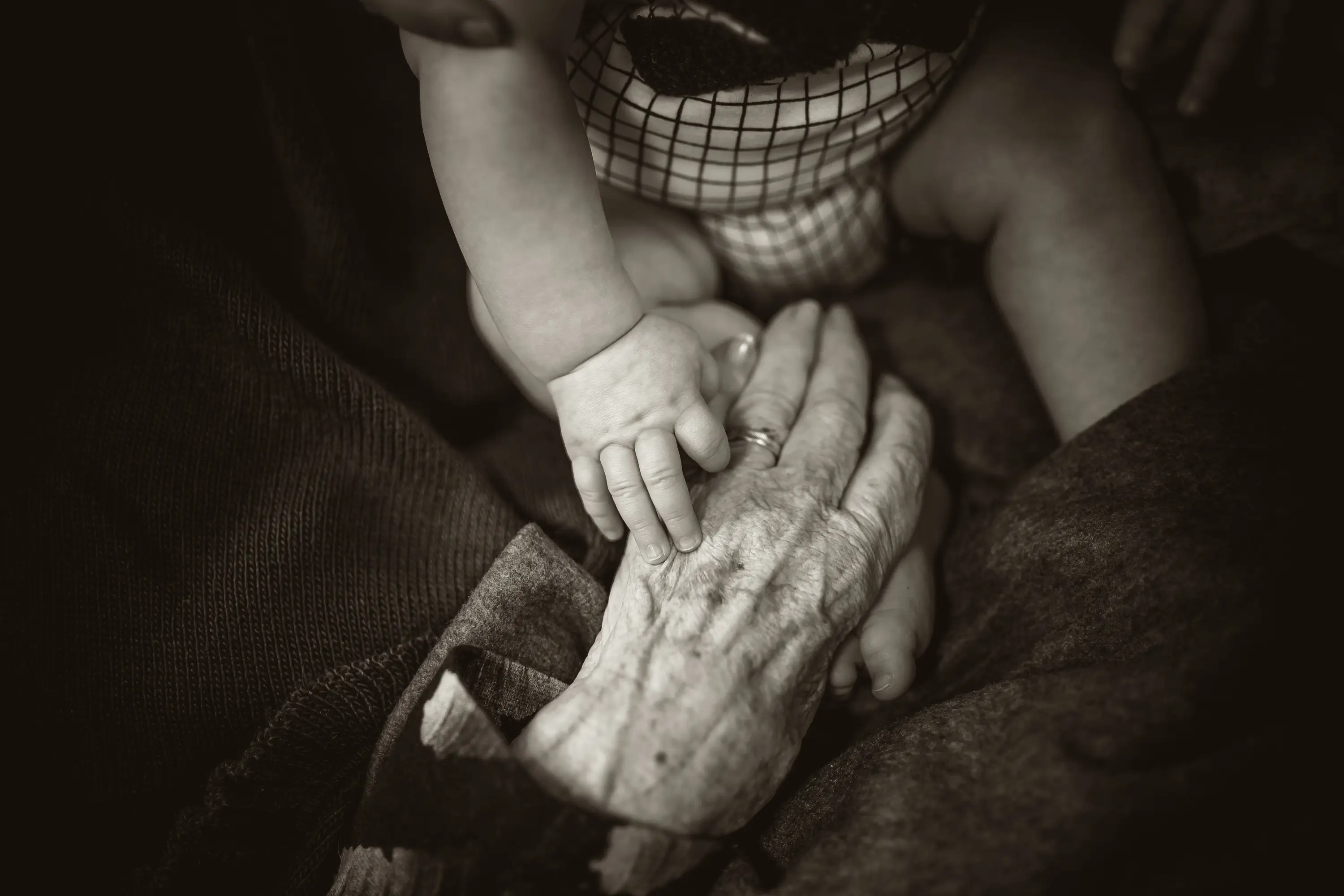 main superposées d'un enfant et d'une personne agée