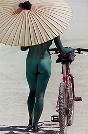 femme peinte en vert avec une ombrelle