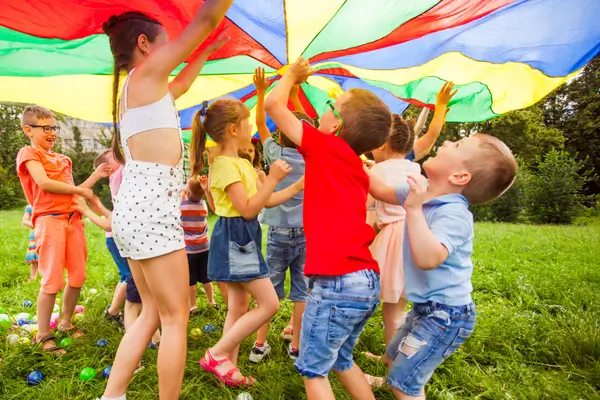 enfants qui jouent dehors