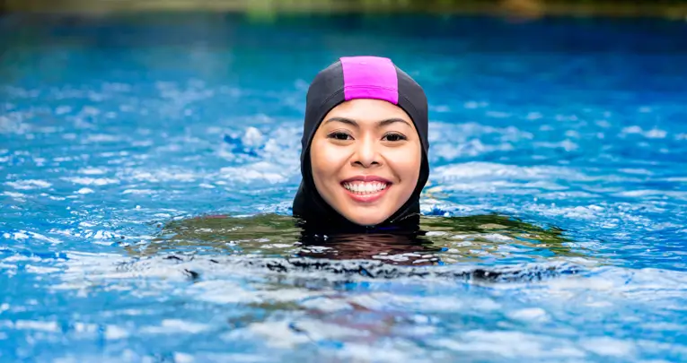 femme habillé a la piscine