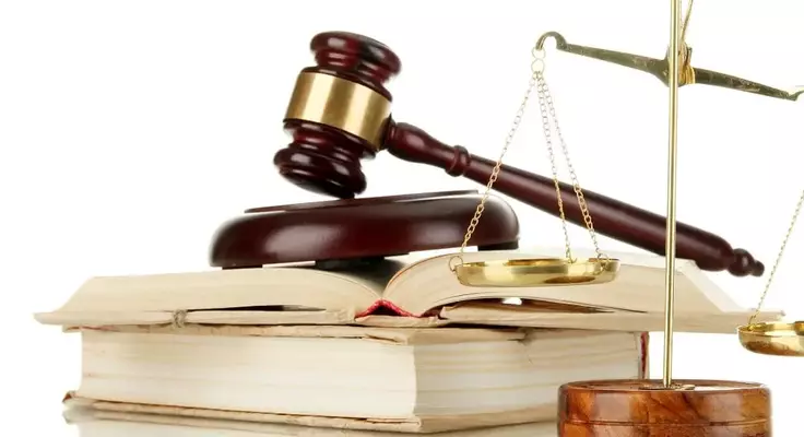 Photo balance et livre de loi