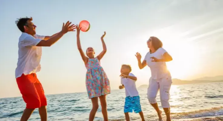 famille qui joue a voley ball