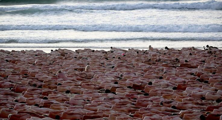 australiens nus sur la plage