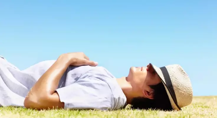 homme allongé sur le sable