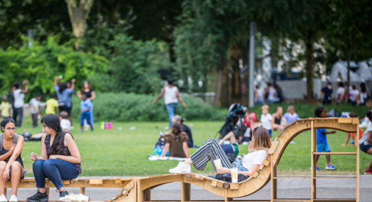 parc avec des gens au bord de l'eau