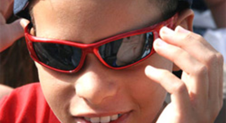 enfant avec des lunettes de soleil