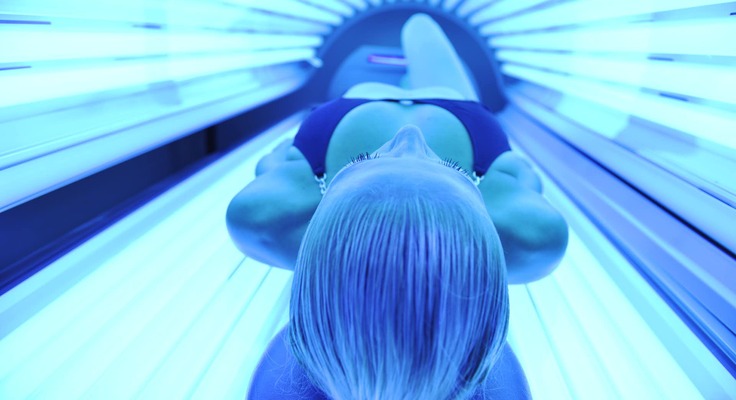 femme dans une cabine a uv