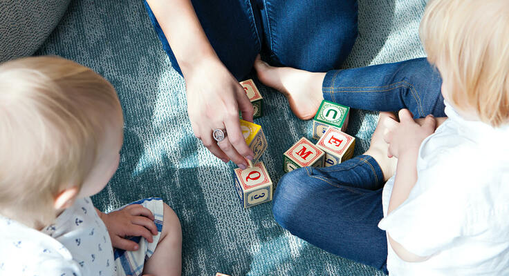 enfants qui font un puzzle