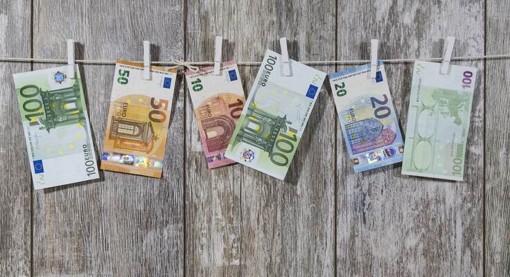 billets d'argent attachées a une corde