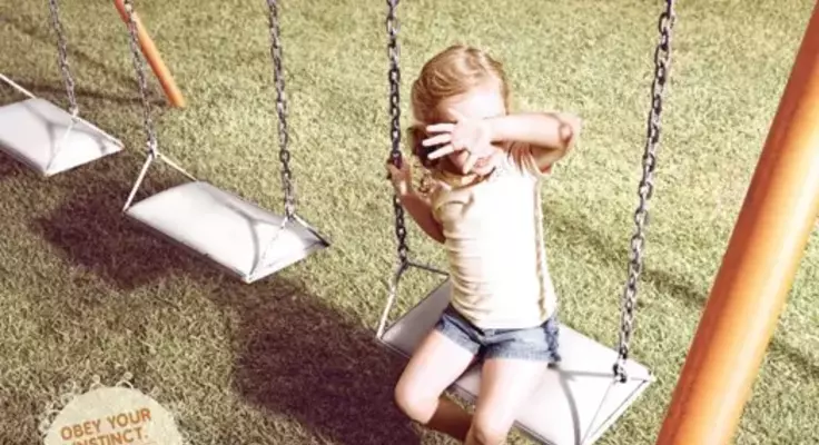 enfant qui fait de la balencoir