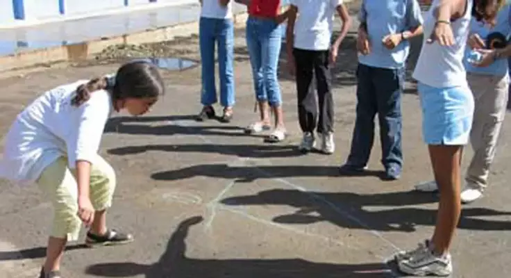 enfant qui messure l'ombre d'un camarade