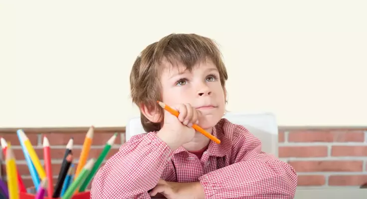 enfant qui dessine