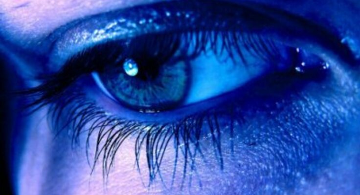 yeux qui regarde vers le bas 