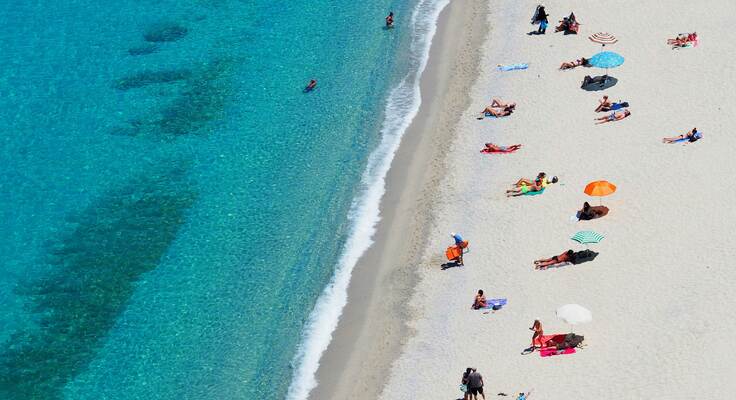 photo d'une plage aux usa avec des serviettes au bord de l'eau 