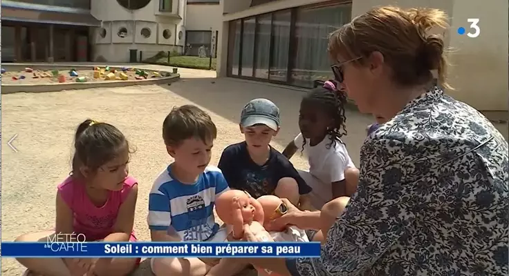 enfants dans une cours de recrée f3