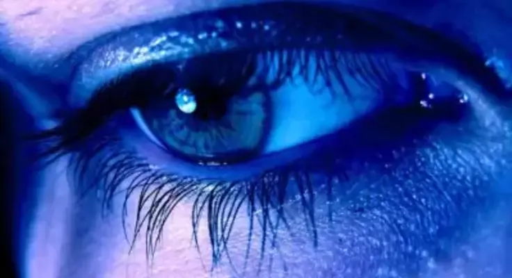 yeux qui regarde vers le bas 