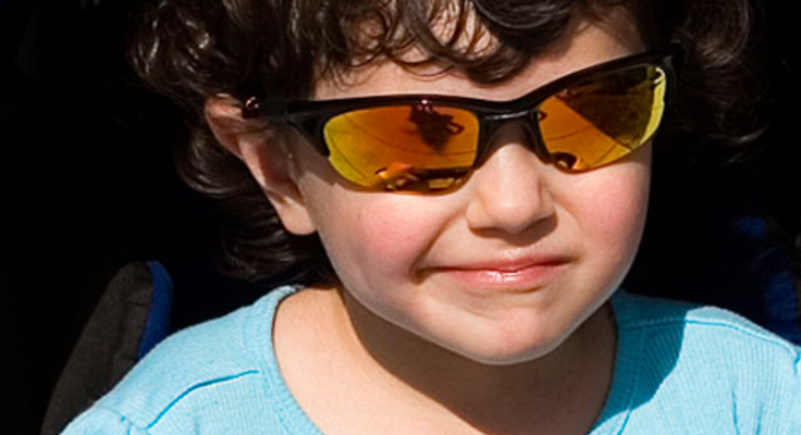 Enfant avec une paire de lunettes 